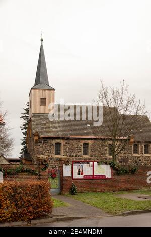 Allemagne, Saxe-Anhalt, Zerbast, vue sur l'église de Noël de Polenzko. Banque D'Images