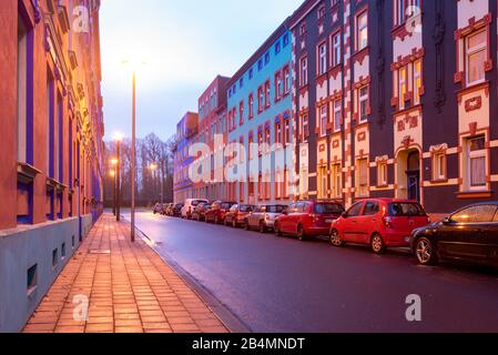 Deutschland, Sachsen-Anhalt, Magdeburg, Blick auf die bunten Häuser der Otto-Richter-Straße im Stadtteil Sudenburg, die Häuser wurden nach Plänen von Banque D'Images