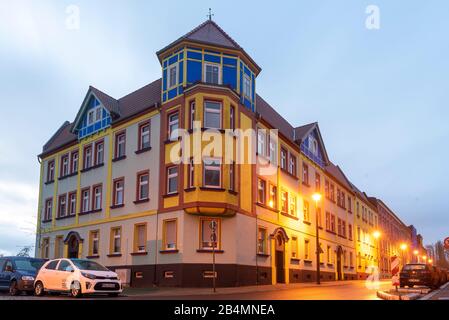 Deutschland, Sachsen-Anhalt, Magdeburg, Blick auf die bunten Häuser der Otto-Richter-Straße im Stadtteil Sudenburg, die Häuser wurden nach Plänen von Banque D'Images