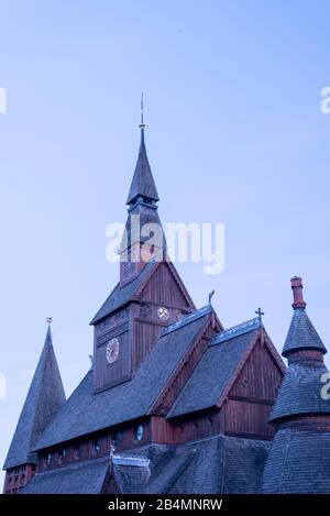 Allemagne, Basse-Saxe, Harz, Goslar, vue sur le toit de l'église Gustav Adolf stave à Hahnenklee, construite en 1907 - 1908, modélisée sur l'église stave de Borgund en Norvège. Banque D'Images