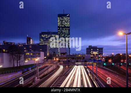 Wien, Vienne : autoroute A22, Donaucity Donauuferautobahn DC, Tour 1, les voitures, les pistes dans 22. Donaustadt, Wien, Autriche Banque D'Images