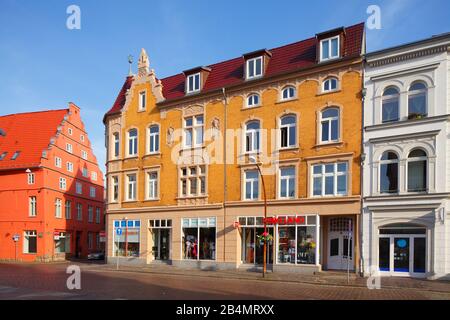 Façades de maisons historiques de la place du marché, Guestrow, Mecklembourg-Poméranie-Occidentale, Allemagne, Europe Banque D'Images