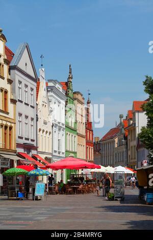 Façades de maisons historiques de la place du marché, Guestrow, Mecklembourg-Poméranie-Occidentale, Allemagne, Europe Banque D'Images