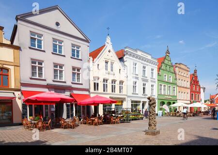 Façades de maisons historiques de la place du marché, Guestrow, Mecklembourg-Poméranie-Occidentale, Allemagne, Europe Banque D'Images