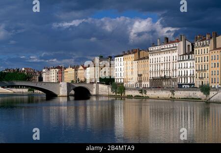 Bâtiments au bord de la rivière avec le pont du Pont Bonaparte au-dessus de la Saône à Lyon, France, Auvergne-Rhône-Alpes Banque D'Images