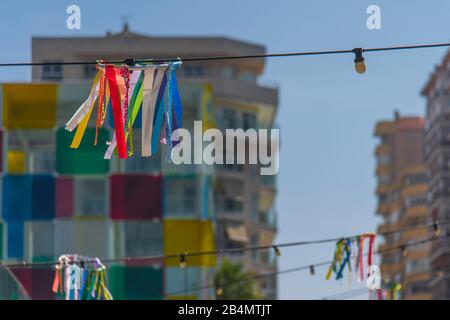 Un jour à Malaga; impressions de cette ville en Andalousie, Espagne. Centre Pompidou Málaga à 'El Cubo', au premier plan, éclairage de rue décoré Banque D'Images