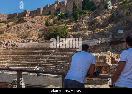 Un jour à Malaga; impressions de cette ville en Andalousie, Espagne. L'Alcazaba et le théâtre romain sont deux des bâtiments les plus connus et les plus visités de Malaga. Deux hommes jouissent de la vue. Banque D'Images