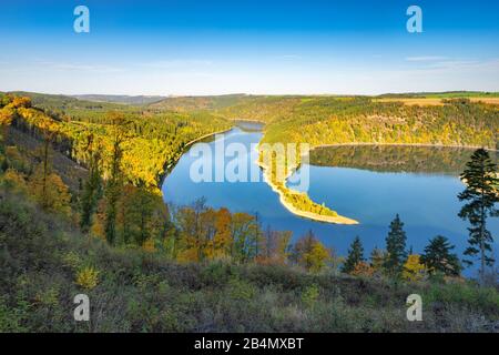 Allemagne, Thuringe, Parc naturel des Monts Slate de Thuringe, Haute-Saale, vue sur le réservoir Hohenwarte en automne Banque D'Images