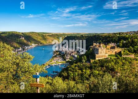 Allemagne, Rhénanie-Palatinat, paysage culturel du patrimoine mondial Haute-vallée du Rhin moyen, vue sur Saint-Goar sur le Rhin avec le château de Rheinfels, dans le dos Burg Katz Banque D'Images