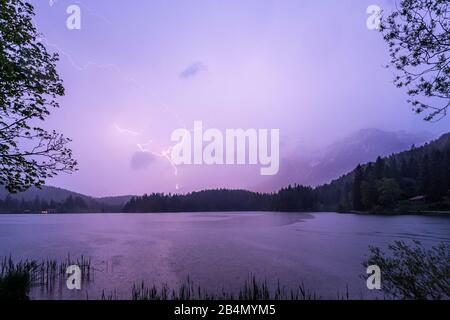 Orage et foudre dans le Karwendel, vu à Lautersee près de Mittenwald Banque D'Images