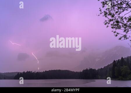 Orage et foudre dans le Karwendel, vu à Lautersee près de Mittenwald Banque D'Images