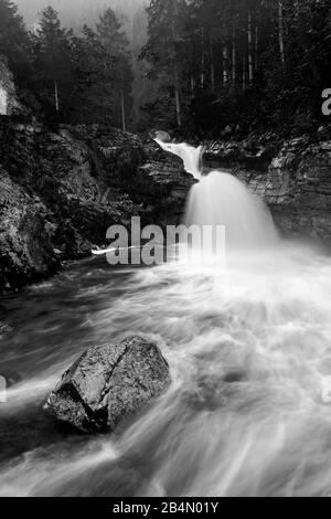 Une des chutes d'eau inférieures du Kuhflucht dans les Préalps bavarois des montagnes Ester. Banque D'Images