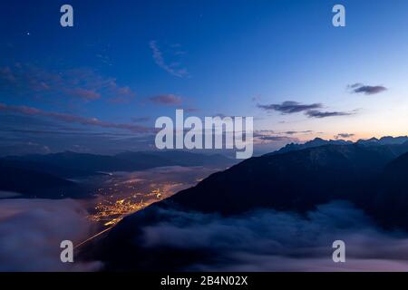 Vue de nuit avec un brouillard élevé de Schwaz dans la vallée de l'auberge, vue de l'Ebener Joch dans les montagnes de Rofan Banque D'Images