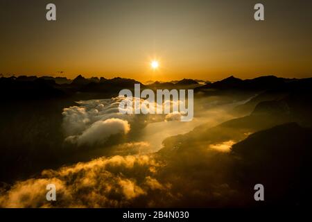 Coucher de soleil doré sur l'Achensee avec des nuages légers sur les montagnes de Karwendel Banque D'Images