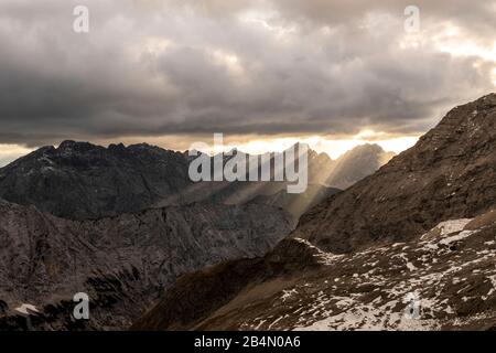 Les rayons du soleil derrière le haut du soleil brillent sur le dessus du tigre de Sunntiger et le petit et Grand Lafatscher dans le Karwendel Banque D'Images