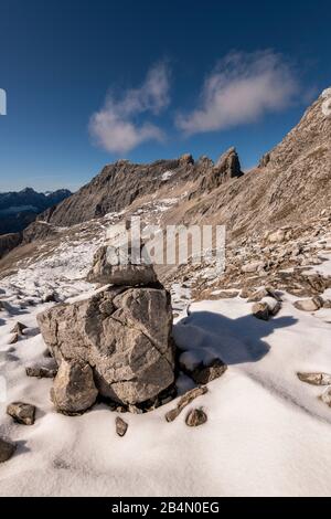 Un Steinmandl comme un marqueur de sentier sur l'ascension à Lalidererspitze dans l'Akrwendel. En arrière-plan le Ladiztürme et le Sonnenspitze. Banque D'Images