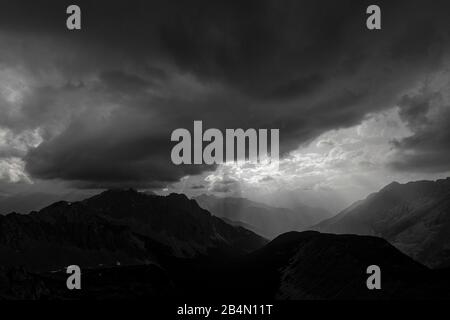 Nuages sombres et ambiance de lumière sur le Gleirschtal dans le Karwendel Banque D'Images