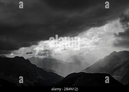 Nuages sombres et ambiance de lumière sur le Gleirschtal dans le Karwendel Banque D'Images