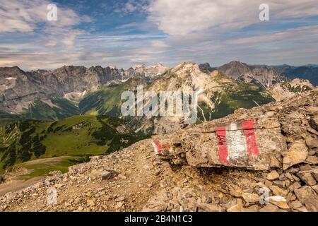 Marquage au sommet du Sonnjoch dans le Karwendel, en arrière-plan les murs Lalidereralm et Laliderer Banque D'Images