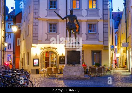 Statue De Don Juan De Austria Sur Zieroldsplatz, La Vieille Ville De Ratisbonne, Le Haut-Palatinat, La Bavière, Allemagne Banque D'Images