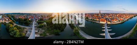 Panorama à 360 degrés de Regensburg, pont en pierre sur le Danube, vieille ville avec cathédrale, Basse et Haute-Woehrd et Stadtamhof, vue aérienne, Haut-Palatinat, Bavière, Allemagne Banque D'Images