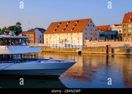 Bateau D'Excursion Sur Le Danube, Stadel Autrichienne, Regensburg, Haut-Palatinat, Bavière, Allemagne Banque D'Images