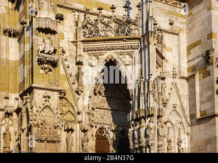 Détail de la façade ouest sur le portail principal, cathédrale Saint-Pierre, Regensburg, Haut-Palatinat, Bavière, Allemagne Banque D'Images