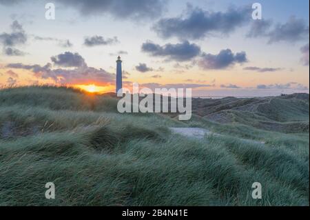 Phare dans un paysage de dunes au lever du soleil, Lyngvig Fyr, Hvide Sande, Ringkobing Fjord, Mer du Nord, Midtjylland, Central Jutland, Danemark Banque D'Images