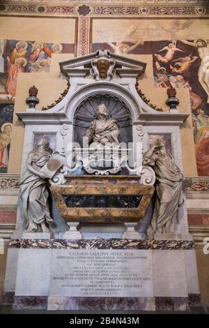 La tombe de Galileo Galilei dans la basilique Santa Croce de Florence Italie Banque D'Images