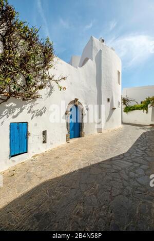 Appartements blancs contre un ciel bleu, Panarea, Iles Eoliennes, Iles Eoliennes, Mer Tyrrhénienne, Italie du sud, Europe, Sicile, Italie Banque D'Images