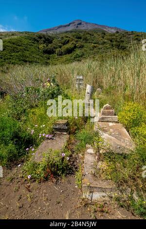 Vieilles tombes de pierre, tombeau de pierre sur le sentier au sommet de Stromboli, réserve naturelle, randonnée Stromboli, ancien cimetière, Stromboli, îles éoliennes, îles éoliennes, mer Tyrrhénienne, Italie du sud, Europe, Sicile, Italie Banque D'Images