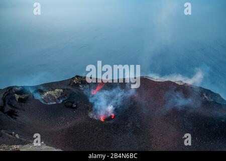 Cratère avec nuage de fumée et feu du volcan Stromboli, Lipari, Iles Eoliennes, Iles Eoliennes, Mer Tyrrhénienne, Italie du Sud, Europe, Sicile, Italie Banque D'Images