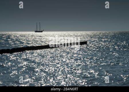 Mer Baltique dans le dos radiant et à l'horizon bateaux à voile dans le soleil de cadre. Banque D'Images