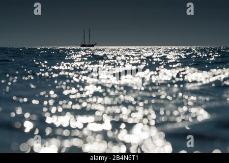 Mer Baltique dans le dos radiant et à l'horizon bateaux à voile dans le soleil de cadre. Banque D'Images