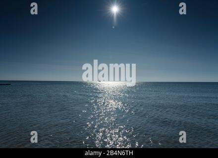 Mer Baltique dans le dos radiant et à l'horizon bateaux à voile dans le soleil de cadre. Banque D'Images