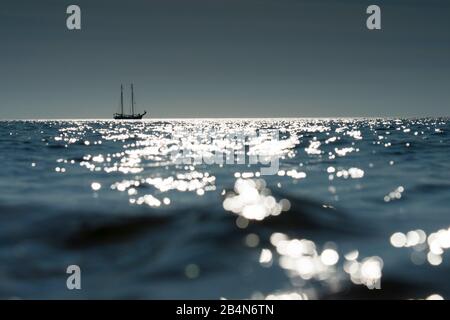 Mer Baltique dans le dos radiant et à l'horizon bateaux à voile dans le soleil de cadre. Banque D'Images