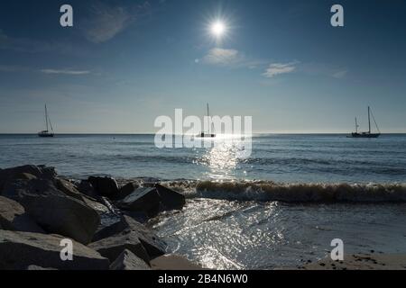 Mer Baltique dans le dos radiant et à l'horizon bateaux à voile dans le soleil de cadre. Banque D'Images