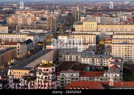 Allemagne, Saxe-Anhalt, Magdeburg, vue de la tour nord de la cathédrale à la Citadelle verte, le dernier grand bâtiment de l'artiste autrichien Friedensreich Hundertwasser. Derrière se trouvent des immeubles d'appartements, les 'bâtiments de talin'. Banque D'Images