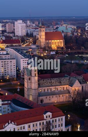 Allemagne, Saxe-Anhalt, Magdeburg, vue sur le monastère de Notre Dame et la Johanniskirche derrière elle. Banque D'Images