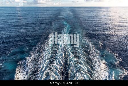 Stern vagues d'un bateau de croisière; vue du bateau de croisière à la mer, Maurice, Océan Indien Banque D'Images