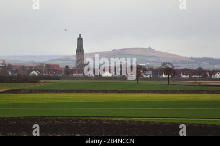 06 Mars 2020, Bavière, Nördlingen: Le clocher de l'église Sankt Georg s'élève du centre de la ville, qui est situé dans le cratère météorite Nördlinger Ries. Les scientifiques ont analysé des échantillons de la région afin d'obtenir des données pour une mission de la NASA sur Mars (à dpa-KORR: 'La roche bavaroise devrait aider à la recherche de la vie sur Mars' du 07.03.2020). Photo : Karl-Josef Hildenbrand/Dpa Banque D'Images