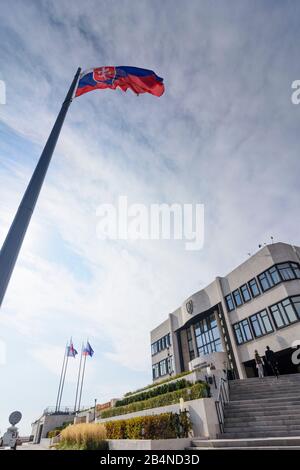 Bratislava (Pressburg), Conseil national du parlement, drapeau slovaque en Slovaquie, Banque D'Images