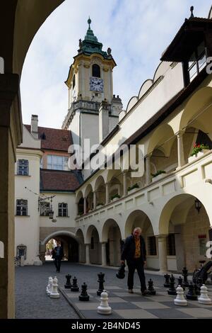 Bratislava (Pressburg), cour de l'hôtel de vieille ville, joueur d'échecs en Slovaquie, Banque D'Images