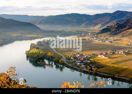 Dürnstein, rivière Donau (Danube), château de Dürnstein, village de Dürnstein et Oberloiben (fond), vignoble autrichien, Basse-Autriche, région de Wachau Banque D'Images