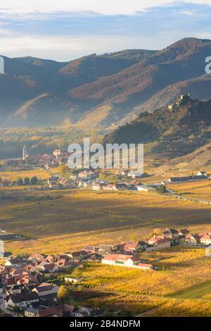 Dürnstein, rivière Donau (Danube), château de Dürnstein, village de Dürnstein et Oberloiben (fond), vignoble autrichien, Basse-Autriche, région de Wachau Banque D'Images