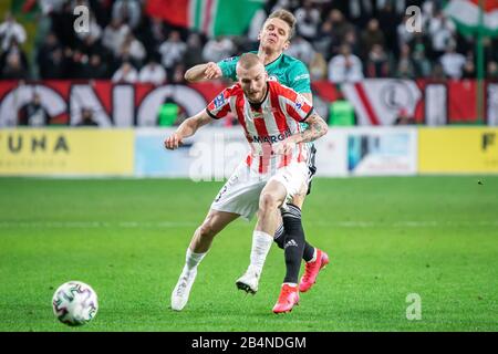 Michael Siplak de Cracovie et Arvydas Novikolas de Legia Warszawa sont considérés en action lors du match de Ligue PKO Ekstraklasa entre Legia Warszawa et Cracovie au stade municipal du maréchal Jozef Pilsudski Legia Varsovie.(score final; Legia Warszawa 2:1Cracovie) Banque D'Images