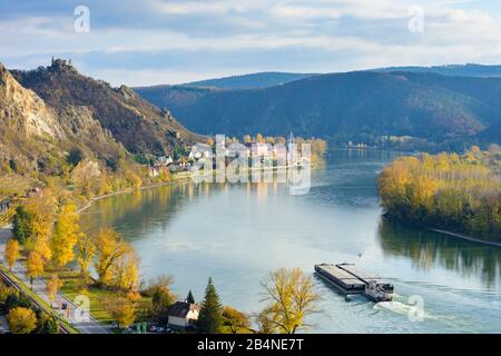 Dürnstein, rivière Donau (Danube), village de Dürnstein, château de Dürnstein, abbaye de Dürnstein, vignobles, cargo en Autriche, Basse-Autriche, région de Wachau Banque D'Images