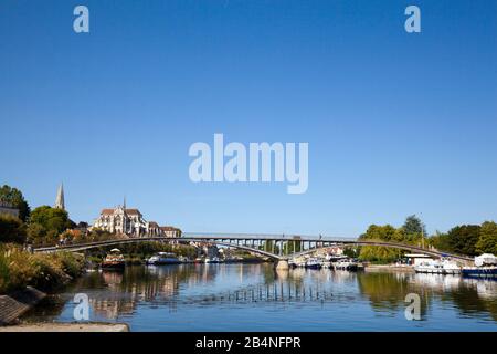 Pont sur la rivière Yonne à Auxerre. Auxerre est la capitale du département de l'Yonne dans la région Bourgogne-Franche-Comté de France. Banque D'Images