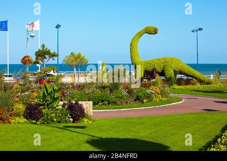 On dit que le dinosaure vert commémore les découvertes de dinosaures dans la région. Villers-sur-Mer est une station balnéaire française située dans le département du Calvados en Normandie. Des découvertes sur la falaise voisine de Vaches noires ont contribué aux découvertes de dinosaures en France. Banque D'Images