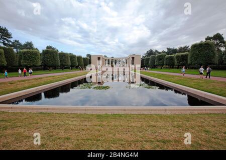 Le cimetière militaire américain Saint-Laurent sur Omaha Beach en Normandie près de Colleville-sur-Mer. L'étang réfléchissant et la promenade. Banque D'Images